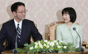 La princesa Sayako, de 35 años, única hija de los emperadores de Japón, se ha comprometido con un plebeyo y se casará en la segunda mitad del próximo año, anunció un portavoz de la corona el jueves. En la imagen, Yoshiki Kuroda (I) y la princesa Sayako (D