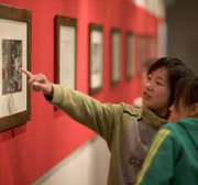 Unas jóvenes admiran una de las obras de Picasso en Pekín