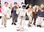 Los niños no solo se divierten entre ellos, ahora comparten con robots humanoides