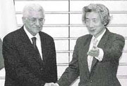 El premier japonés, Junichiro Koizumi, derecha, saluda al presidente de la Autoridad Nacional Palestina, Mahmud Abbas
