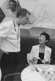 La princesa Takamado conversa con el chef del restaurante de tapas.