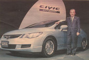 El presidente de Honda, Takeo Fukui, posa junto a un Civic Hybrid, en Tokyo en septiembre de 2005.