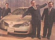 Carlos Ghosn, presidente de Nissan, delante dle nuevo Primera.