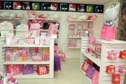 Una boutique rosa y maravillosa con todo el mundo Kitty..