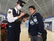 orge Noel es interrogado por la policía en el aeropuerto de Narita, Japón, sobre su estatus migratorio.