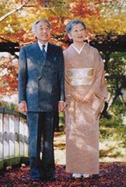 Aki Hito con traje, y Michiko, que eligió un tradicional kimono de seda, posán en el precioso jardín del Palacio Imperial