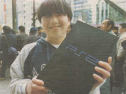 Un estudiante japonés con su recién adquirida PlayStation 2