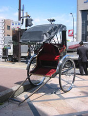 El rickshaw es el medio tradicional de transporte en japón, son carros tirados por hombres a modo de taxi.