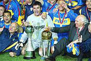 El entrenador y los jugadores del Boca Juniors celebran el título de la Copa Intercontinental de 2003.