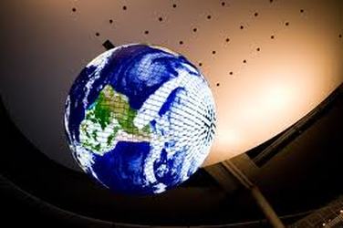 Una pantalla esférica muestra cómo se ve la tierra desde el espacio