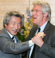 Richard Gere y Koizumi, en pleno paso de baile.