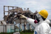 El líder de la misión del OIEA, Mike Weightman, examina el reactor 3 de Fukushima, el 27 de mayo. Greg Webb / OIEA