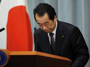 El primer japonés Naoto Kan comparece ante los medios, tras superar la moción de censura.