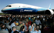 Una imagen del nuevo Boeing 787, durante la presentacióbn de ayer en Everett (Washington, EE.UU.)